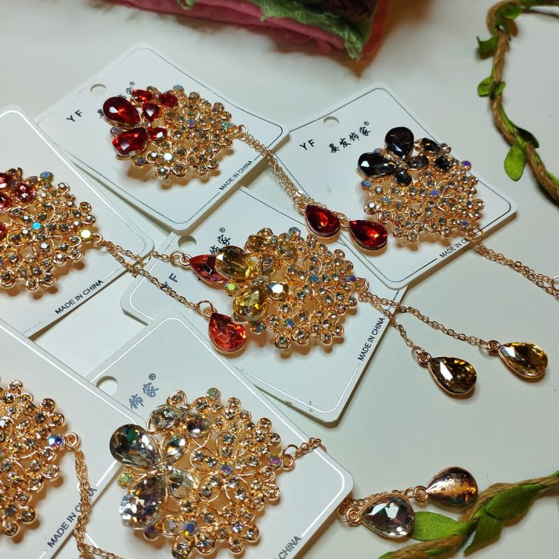 SABRIHIJABS HANGING BROOCHES